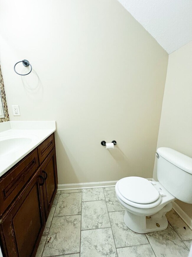 Foto del edificio - 2 Bedroom 1.5 Bathroom Townhome