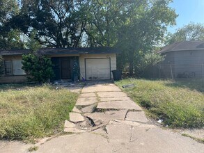Building Photo - 5782 Belcrest St