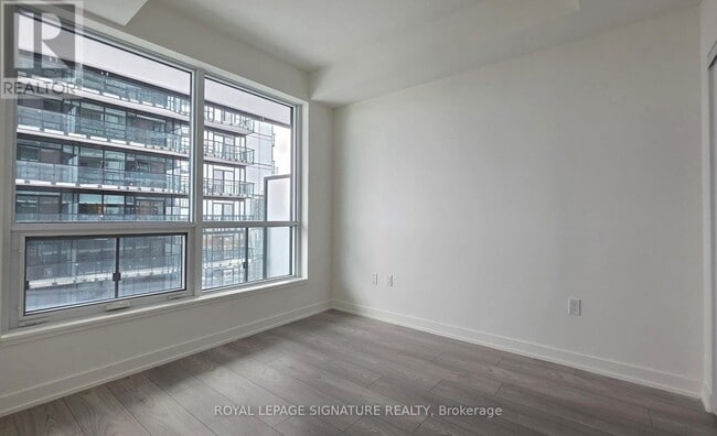 Photo du bâtiment - 120 Broadway Ave