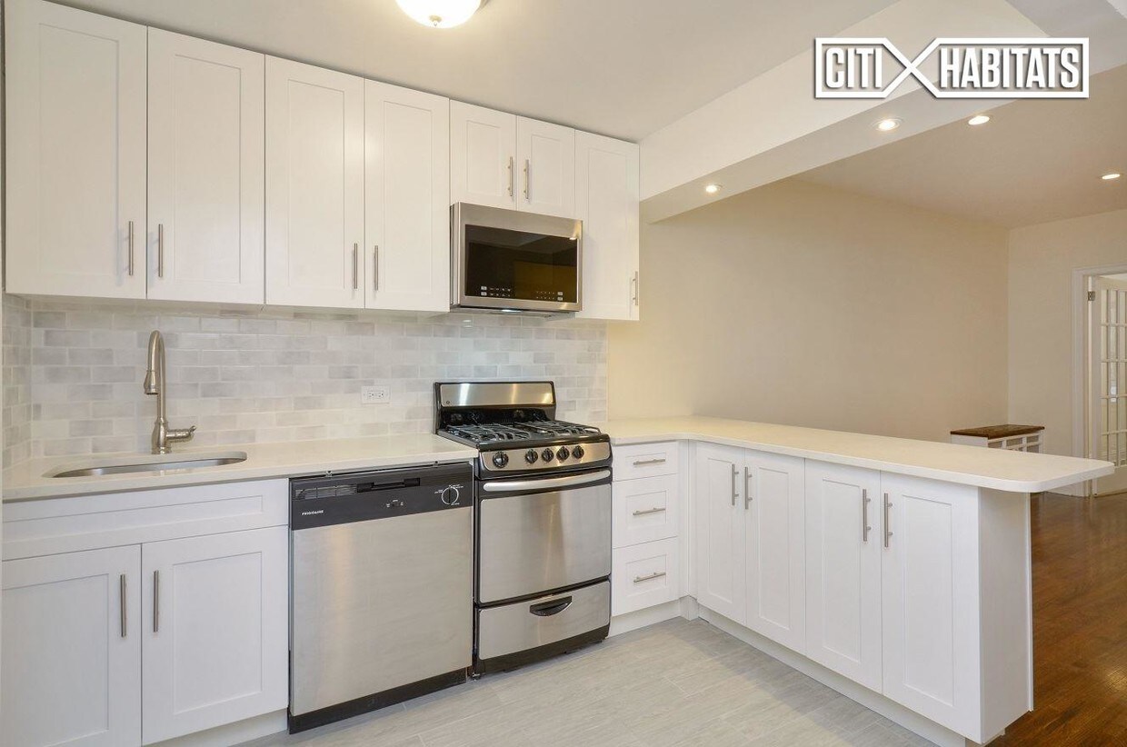 Building Photo - 37 W 71st St
