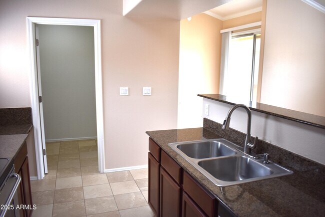 Foto del edificio - 2134 E Broadway Rd