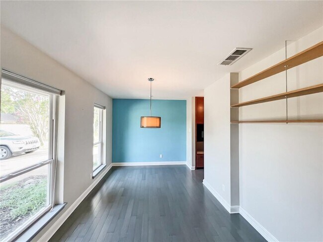 Foto del edificio - 5707 Lewood Dr