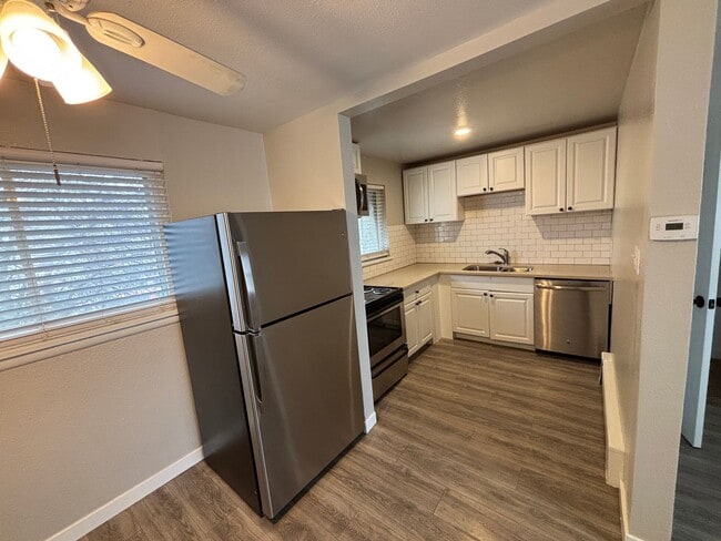 Building Photo - 1 Bedroom with Granite Counters and In-Unit Laundry!