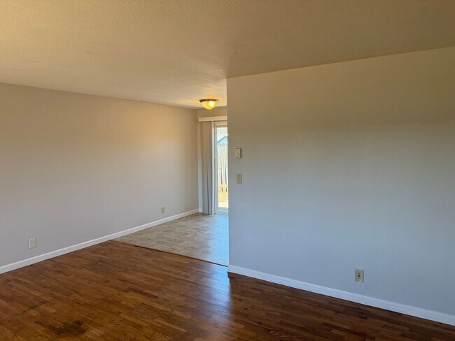 Foto del edificio - 3-bedroom, 1 bath duplex with garage!