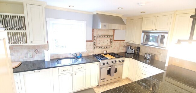 Wine refrigerator, warming drawer, dishwasher - 130 Touro St