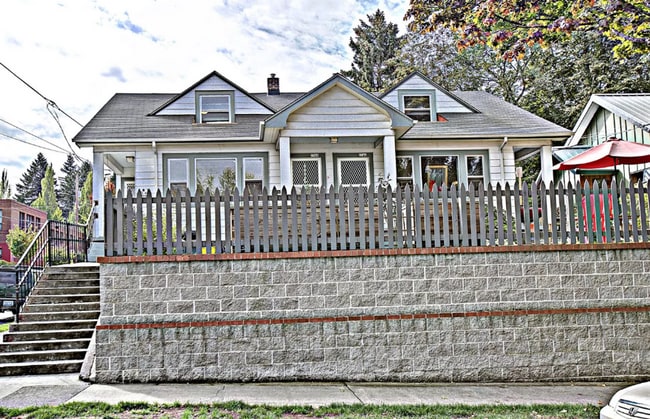 Building Photo - 2346 SE Pine St