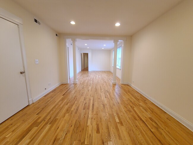 Building Photo - 2459 W Thomas St