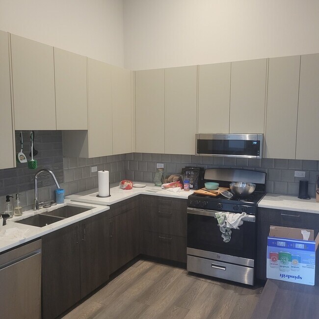 Foto del edificio - 2443 N Western Ave