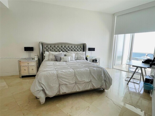 Building Photo - 16001 Collins Ave