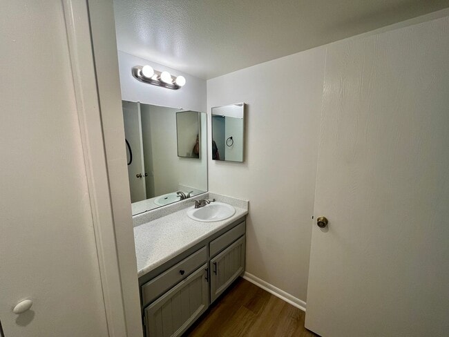 Building Photo - **$500 Move in Special** Updated Spacious 1 bed/1 bath in Aurora