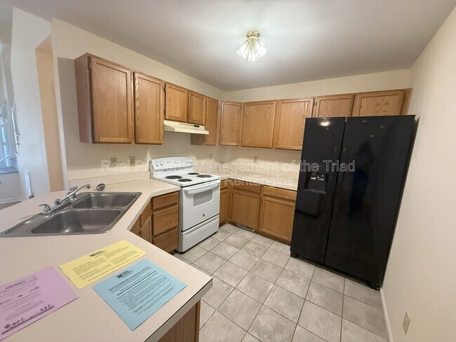 Building Photo - 3802 King Edward Ct