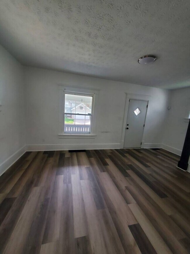 Foto del edificio - Charming 4-Bedroom Property in Prime Location