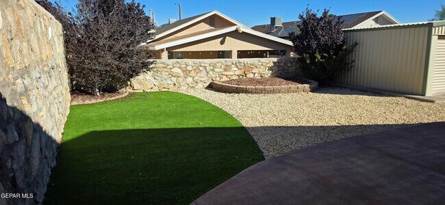 Foto del edificio - 12555 Flora Alba Dr