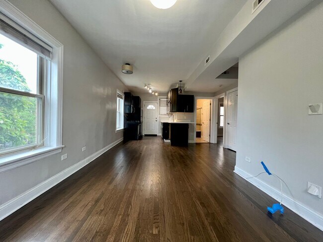 Foto del edificio - Renovated 2 Bed / 1 Bath in Logan Square — $1,925/mo, In Unit Laundry, Central Air, Dishwasher In...