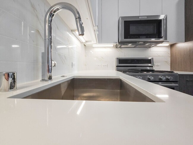 Foto del edificio - 2BR Townhome | Rooftop Balcony | AC | Crow...