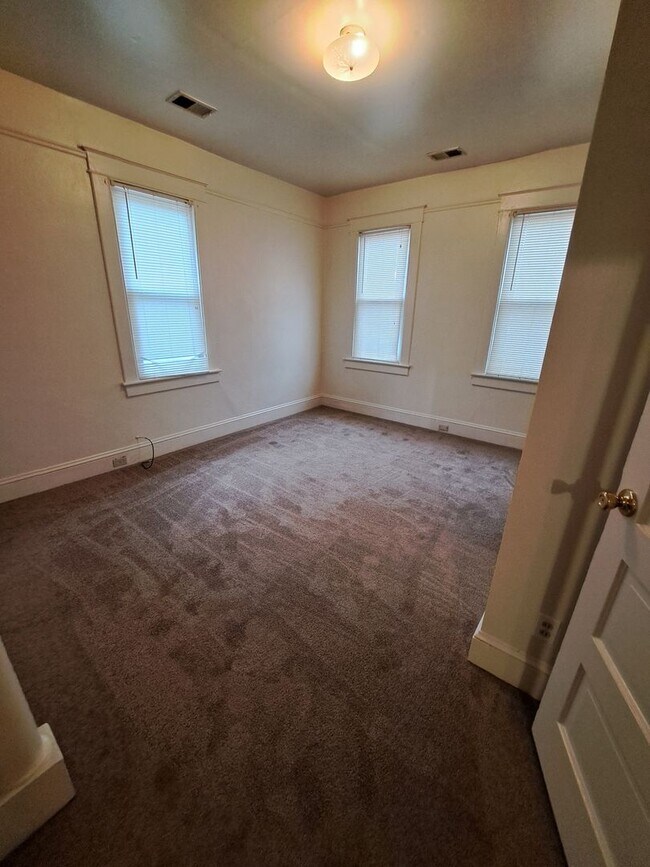Foto del edificio - 3BR 1BA Duplex unit
