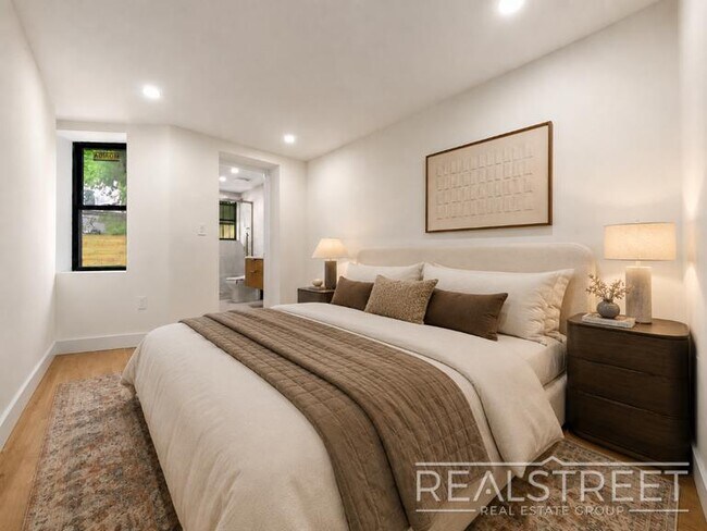 Building Photo - Spacious Flex 3-Bedroom, 2.5-Bath with Basement in Crown Heights