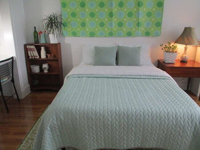 Dormitorio 2 con cama de tamaño completo - 855 Pavonia Ave