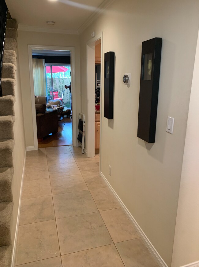 Hall Entry - 253 N Mar Vista Ave