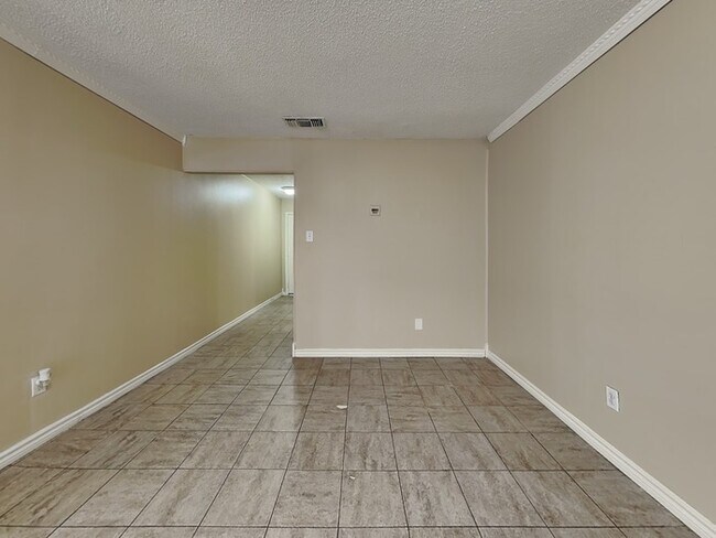 Building Photo - Comfort and Charm!