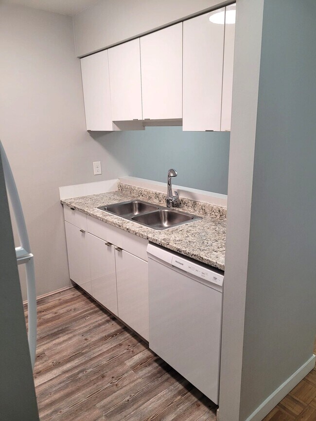 Building Photo - 921 Thurlow St