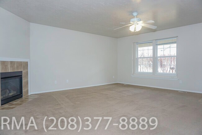 Building Photo - 6027 N Silver Maple Ave