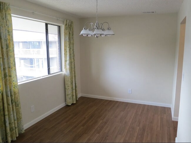 Building Photo - Beautiful 2B/2B Apartment Available Now! HALF OFF FIRST MONTHS RENT
