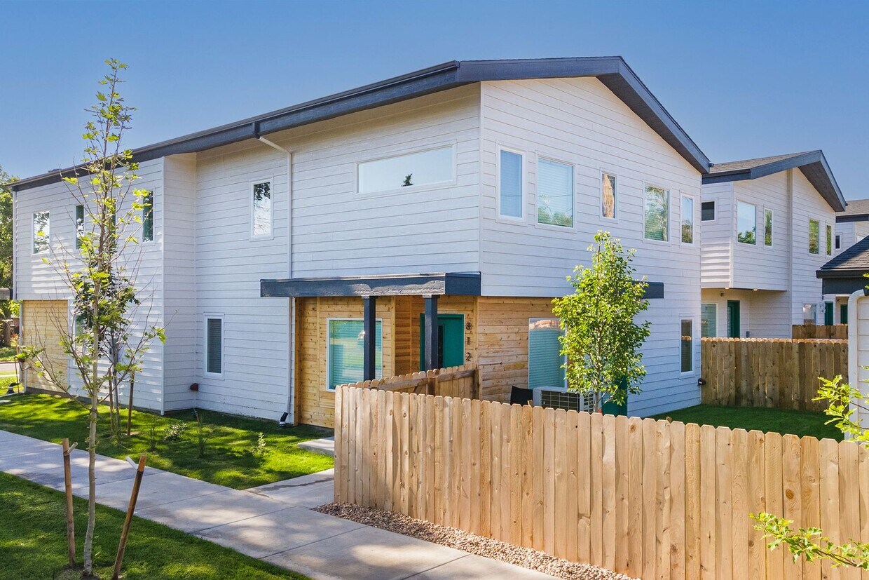 Foto principal - 4bd Rental Duplex! Private Yard, Garage, C...