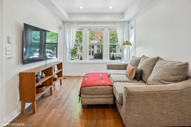 Living room - 5247 W Warwick Ave