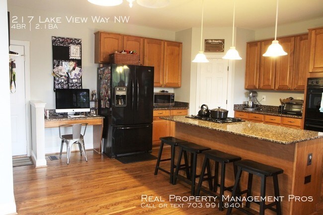 Foto del edificio - 217 Lake View Way NW