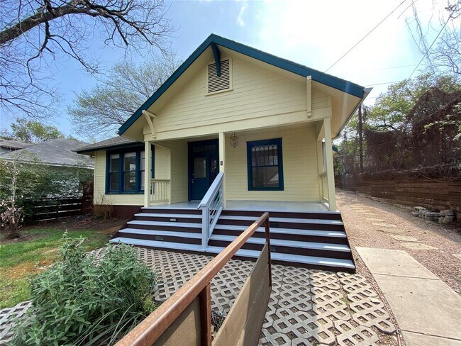 Building Photo - 1105 Angelina St