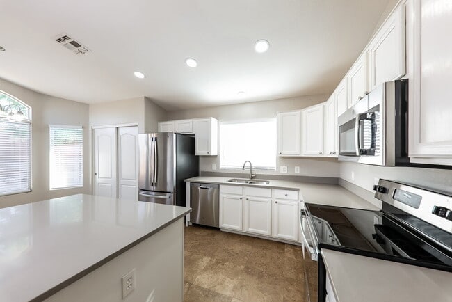 Building Photo - 1024 E Tonopah Dr