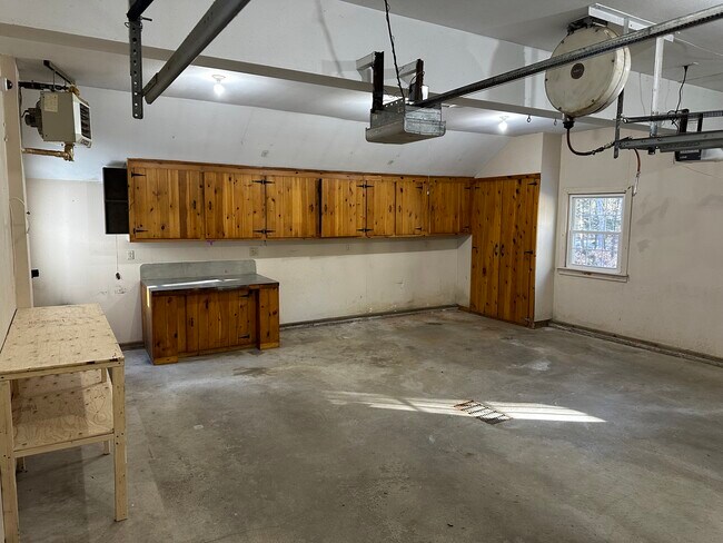 Building Photo - 10805 Hinman Rd