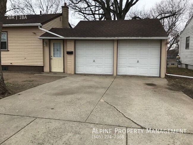Building Photo - East Side 2 Bed Ranch Home with 2 Car Garage!
