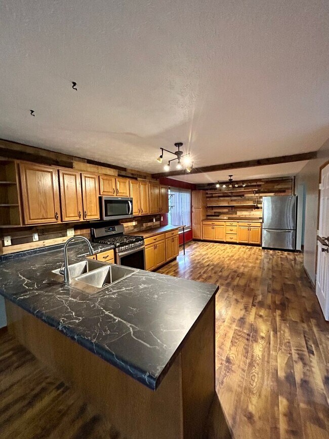 Foto del edificio - Beautiful 3 level home on a quiet cul-de-sac in Greenbrier Knolls--AVAILABLE NOW!!!!