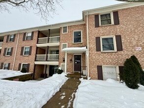 Building Photo - 991 Manor Ln