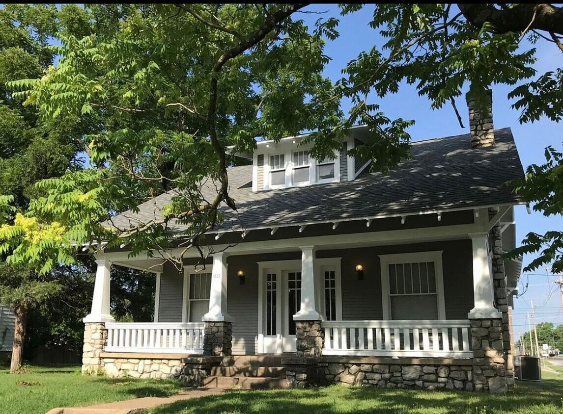 Foto principal - 4 bedroom/2 baths house