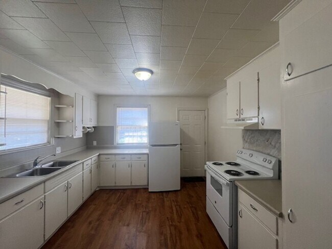 Building Photo - 5013 Hodge St ~ Bonnie Doone