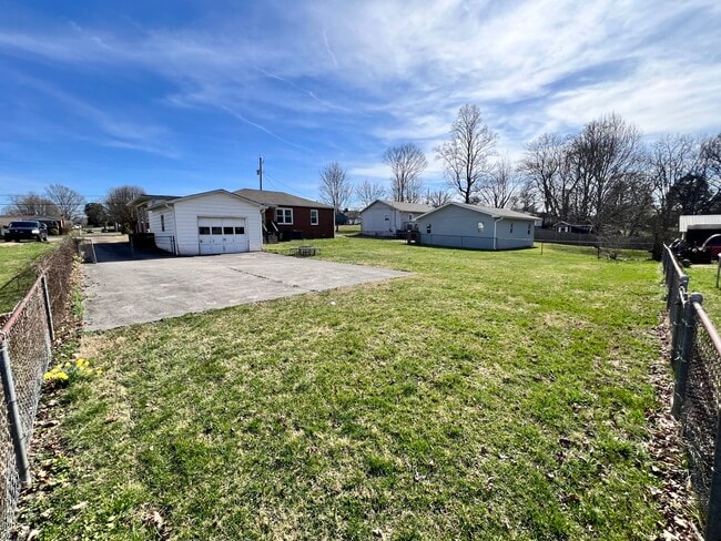 Building Photo - 617 Centeroak Dr