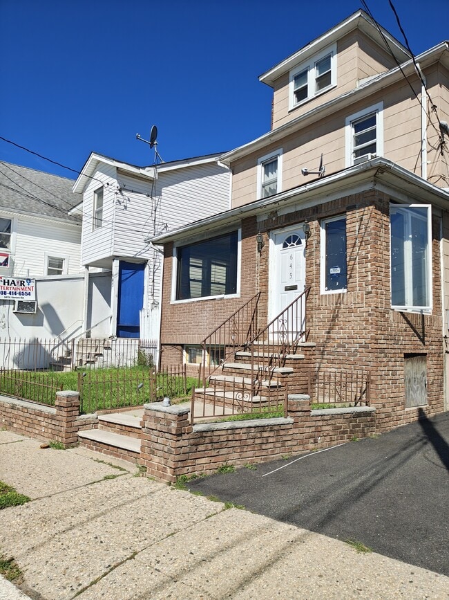 Building Photo - 645 E St Georges Ave