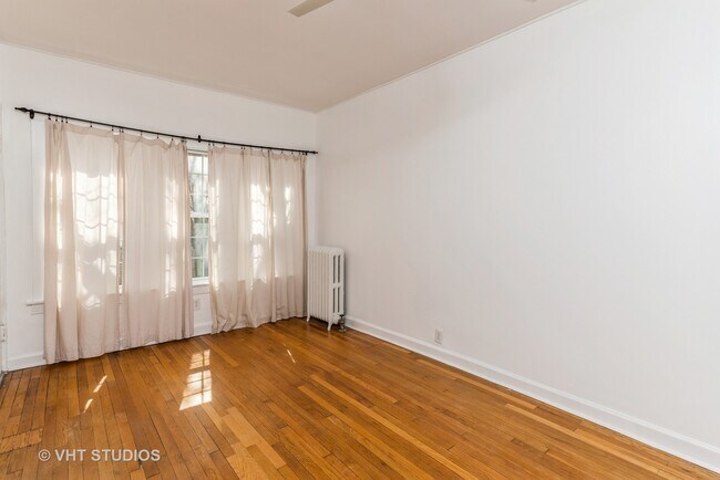 Building Photo - 4320 N Clarendon Ave