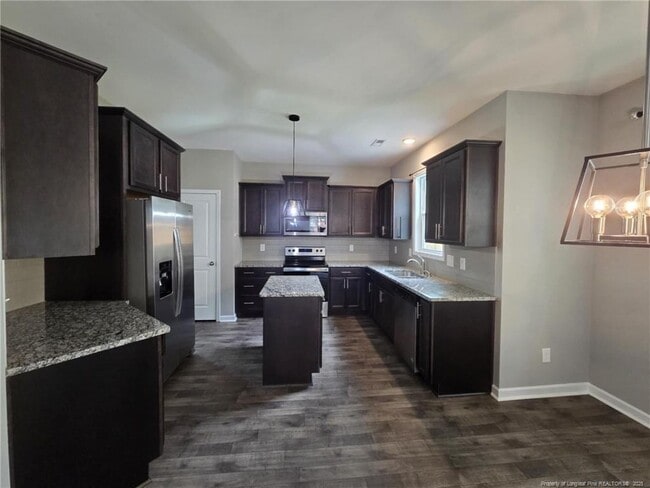 Foto del edificio - 135 Cromwell Ct