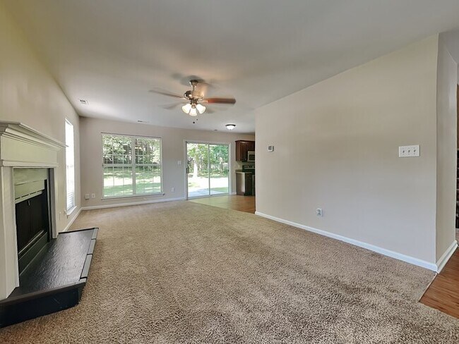 Foto del edificio - 10110 Northwoods Forest Dr