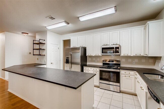 Building Photo - 3217 Tehama Ct