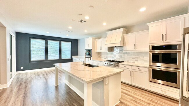 Foto del edificio - Beautiful Larger-Model Dream Home in the D...