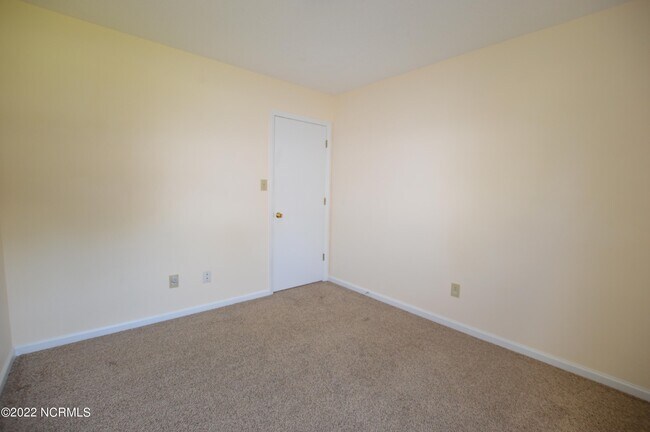 Building Photo - 260 S Creek Dr