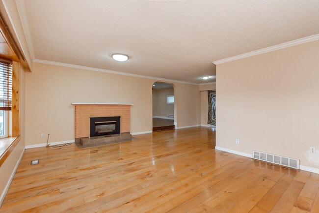 Building Photo - 2086 Majestic Crescent