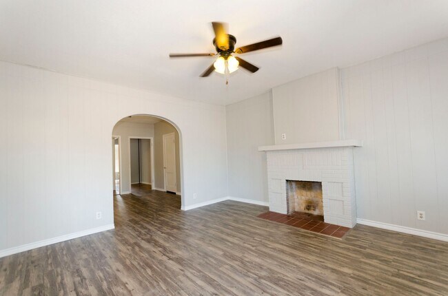 Building Photo - NICE 1 bedroom 1 bath duplex! Will not las...