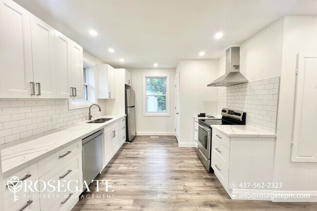 Building Photo - Bright & Modern 3-Bedroom Main Floor | 1,1...