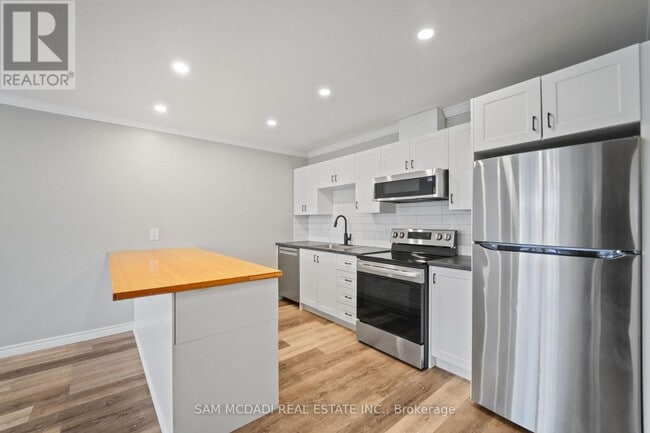 Building Photo - 130 King St E